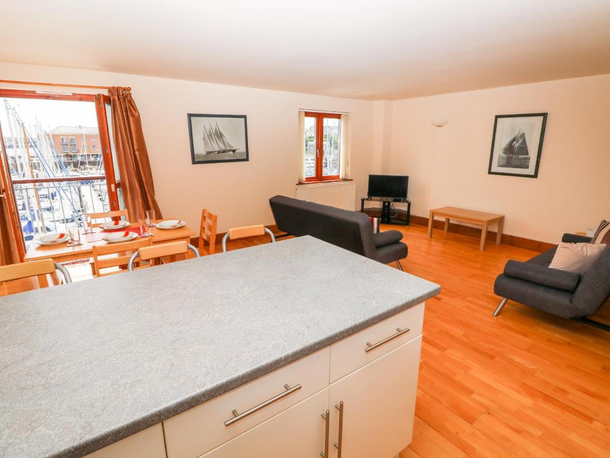 15 Sovereign House Appartement Milford Haven Buitenkant foto